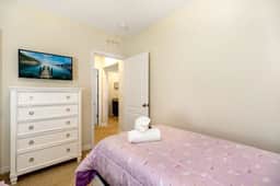 Modern South facing pool home resort amenities - Image 4