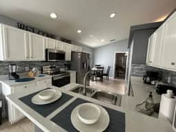 Newly listed - Modern & family friendly sleeps 9 - Image 2