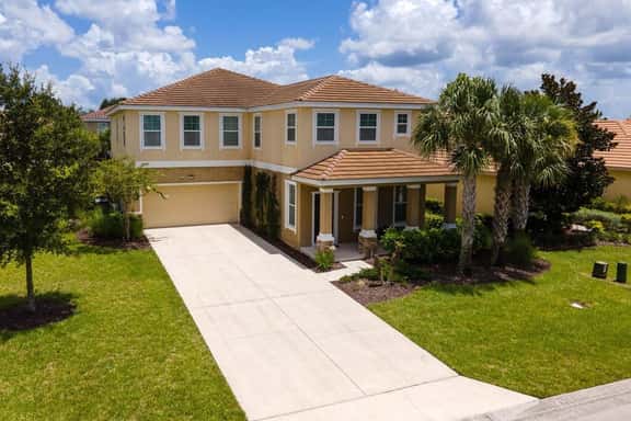 Spacious Pool Home Near Disney, Great Amenities - Image 1