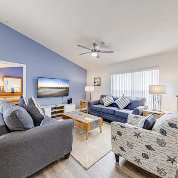 Superb modern 4 bed home close to attractions - Image 1