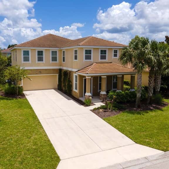 Spacious Pool Home Near Disney, Great Amenities - Image 1