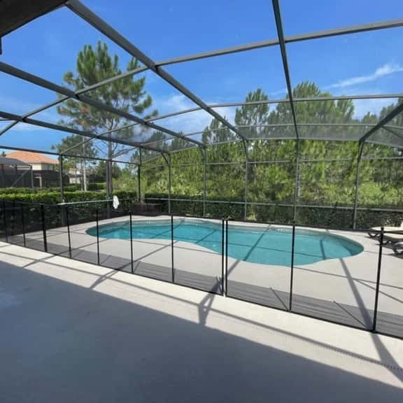 Beautiful, Modern 5 bed, 4 bath single Storey - Image 1