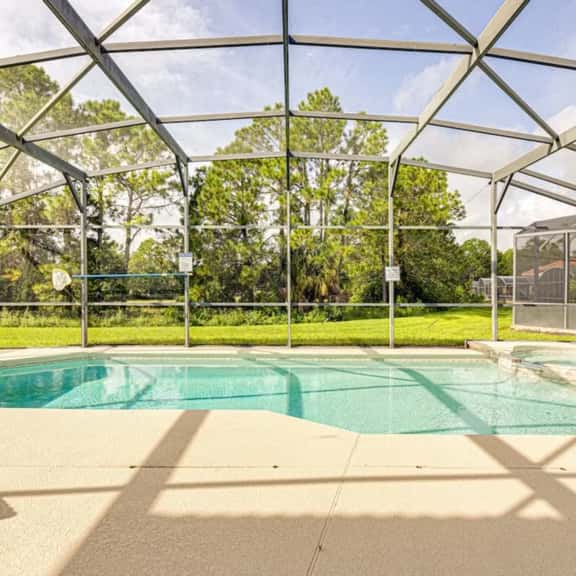 Stylish and newly renovated 6 bedroom home. 5 star - Image 1