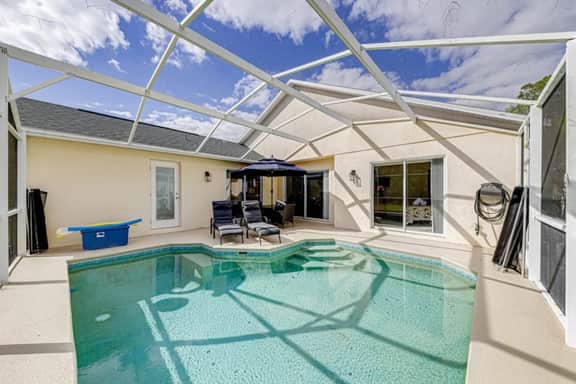 Superb modern 4 bed home close to attractions - Image 5