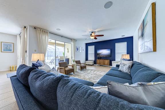Stylish and newly renovated 6 bedroom home. 5 star - Image 2