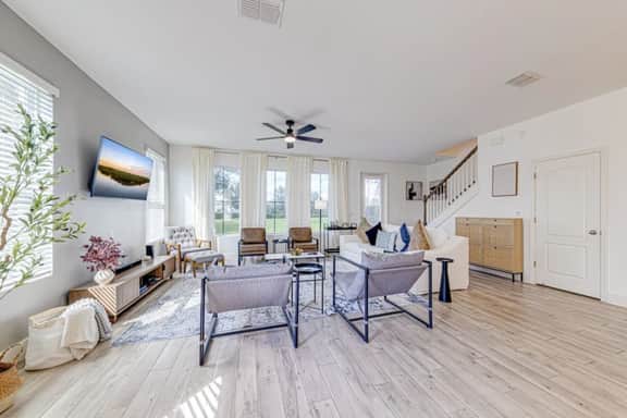 New and modern home, sleeps 10 in great location - Image 4