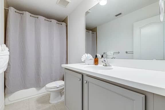 New and modern home, sleeps 10 in great location - Image 5